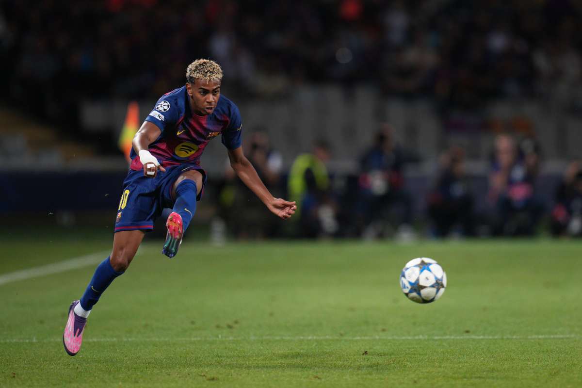 Lamine Yamal calcia il pallone