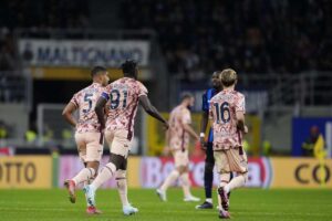 Duvan Zapata con altri due giocatori del Torino