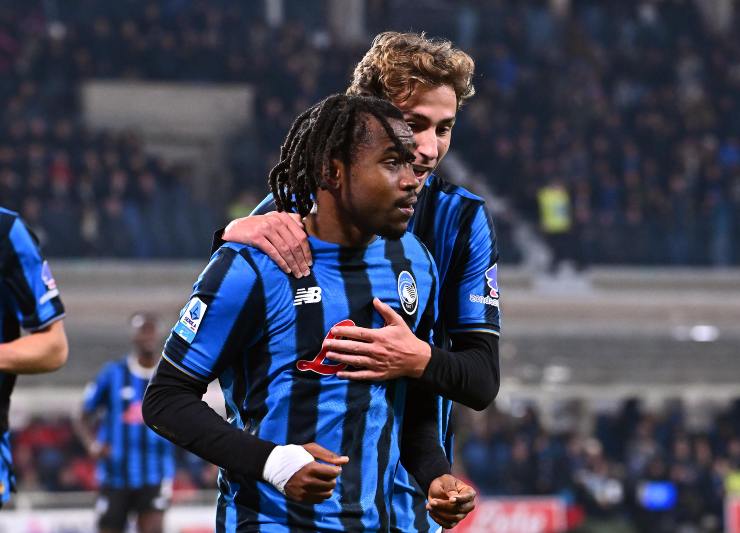 Ademola Lookman festeggiato dai compagni dopo il gol al Milan