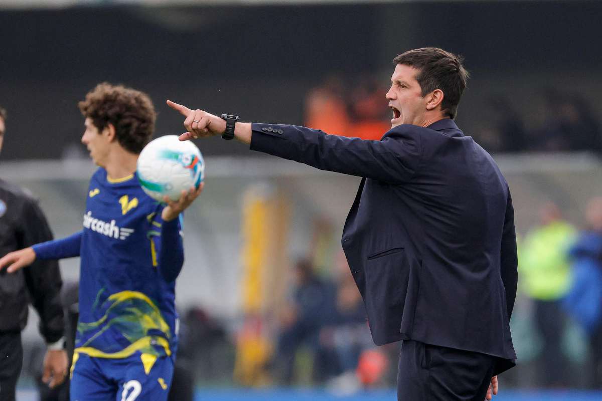 Chivu dà indicazioni a bordo campo