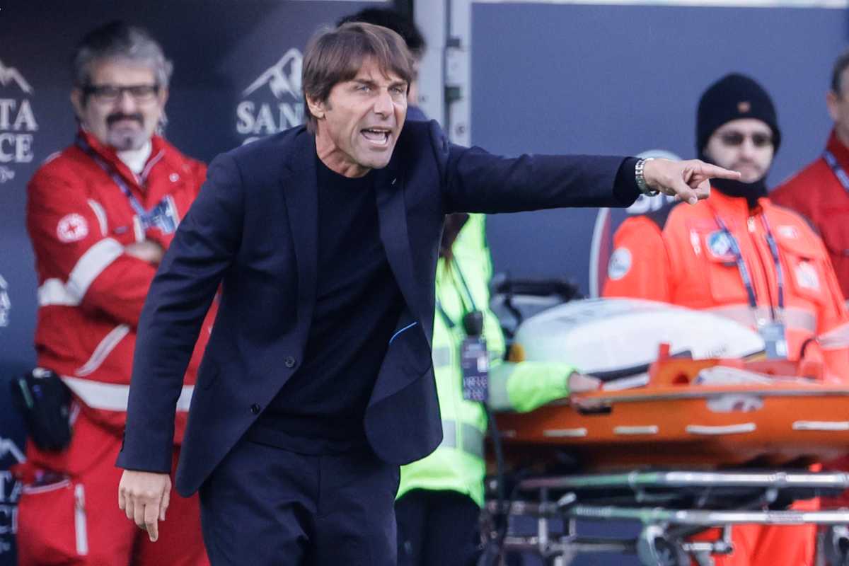 Conte dà indicazioni a bordo campo