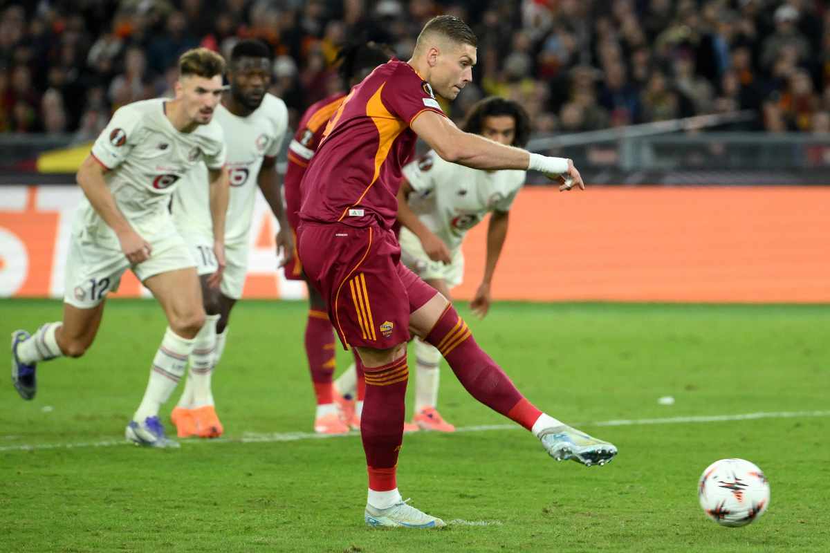 Dovbyk con la maglia della Roma