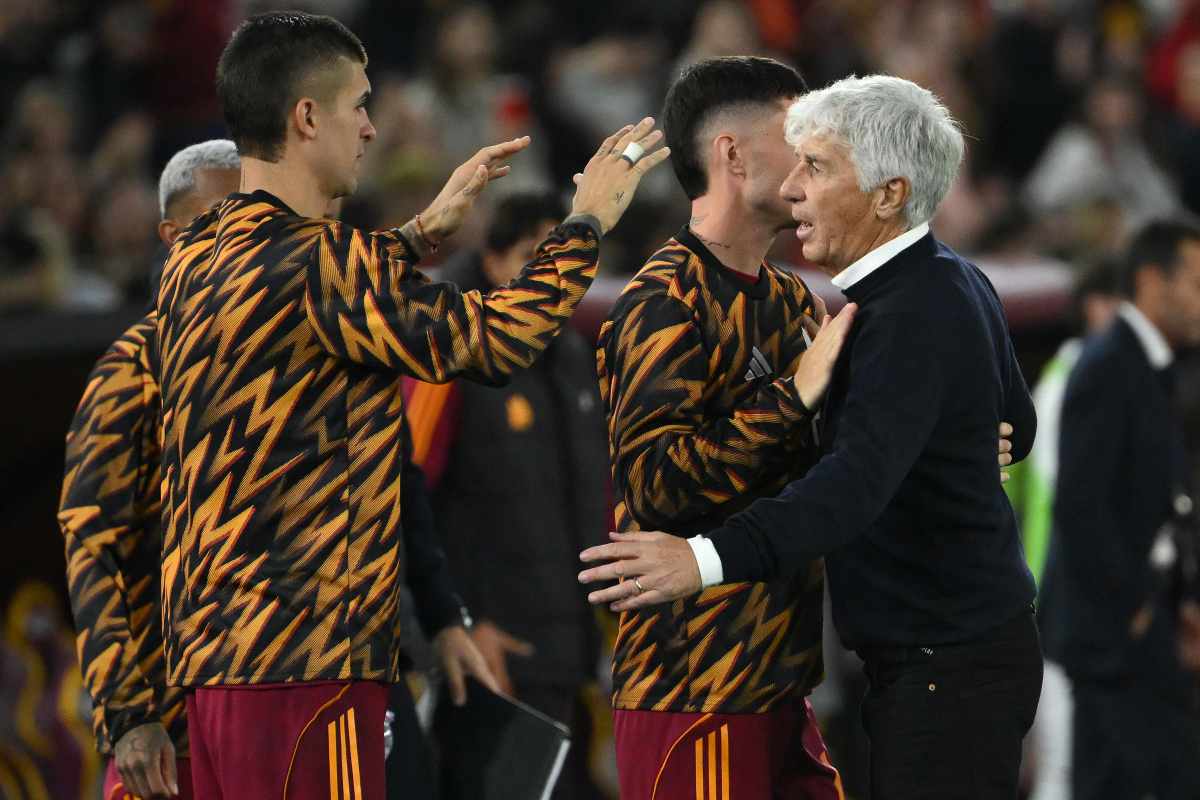 Gasperini con i suoi giocatori a bordo campo