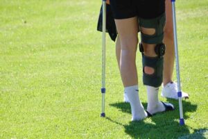 Un giocatore con le stampelle in campo