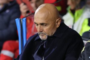Luciano Spalletti guarda il suo taccuino