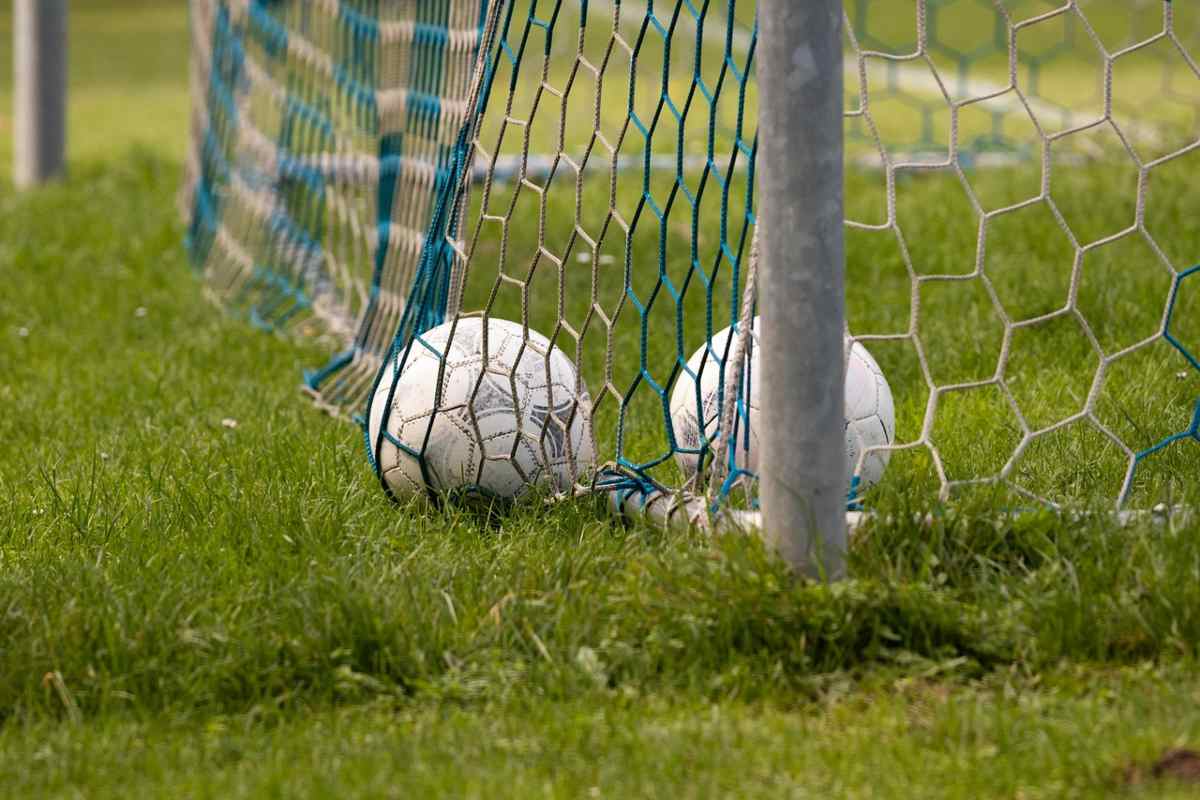 Due palloni in una porta di calcio