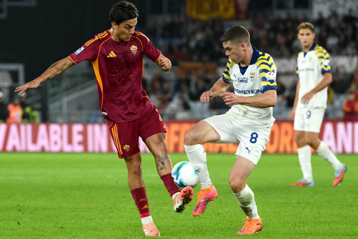 Dybala con la maglia della Roma
