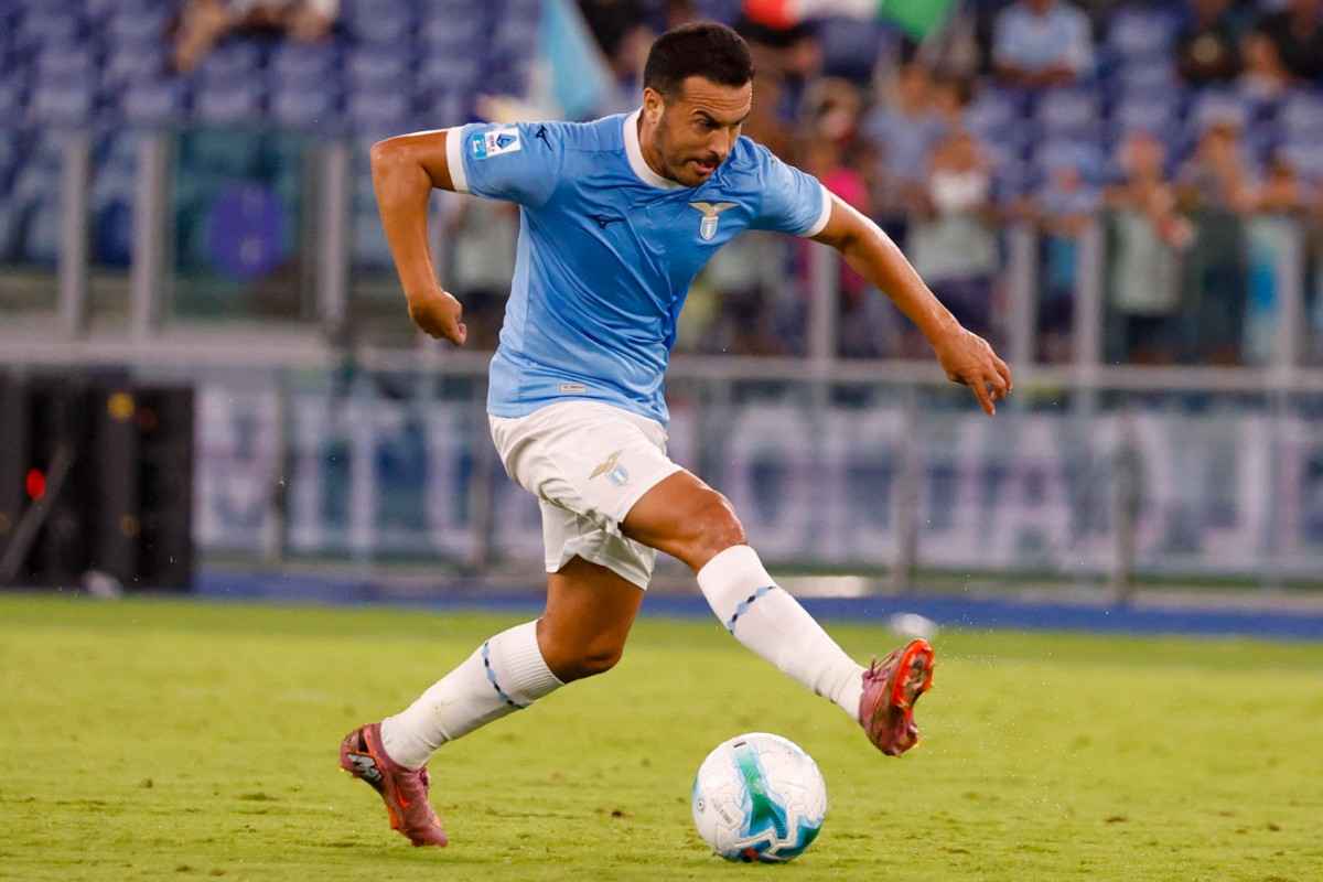 Pedro Rodriguez tenta un dribbling