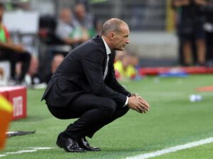 Allegri inginocchiato a bordo campo