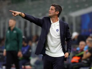 Cristian Chivu dà indicazioni ai giocatori dell'Inter