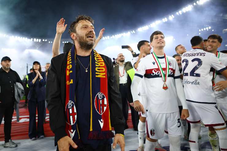 Cesare Cremonini festeggia con i giocatori del Bologna