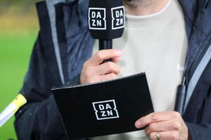 cartello e microfono con logo Dazn