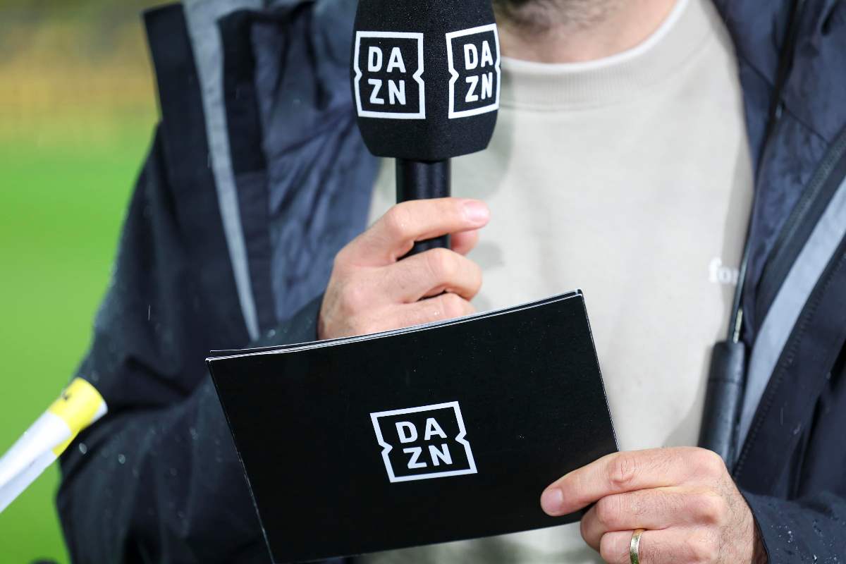 cartello e microfono con logo Dazn
