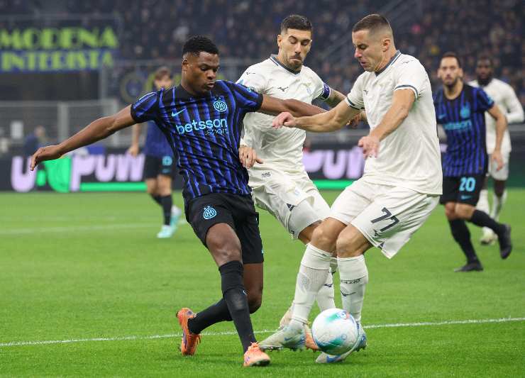 Dumfries contrastato da un avversario