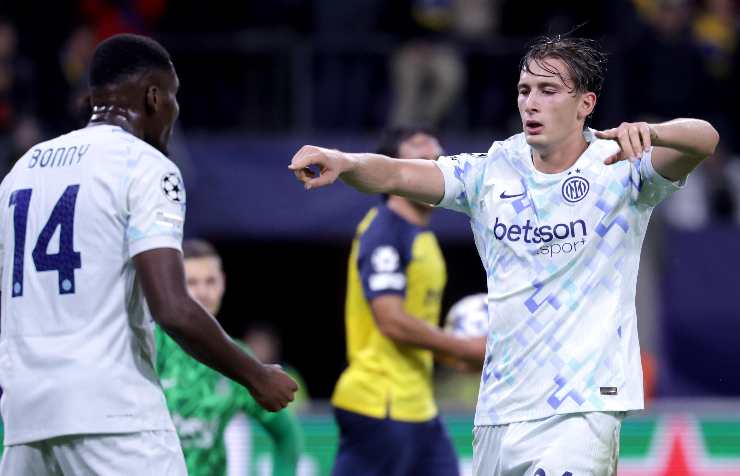 Pio Esposito e Bonny esultano dopo il gol