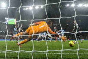 il portiere si tuffa per respingere la palla