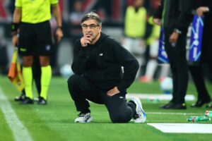Ivan Juric inginocchiato a terra