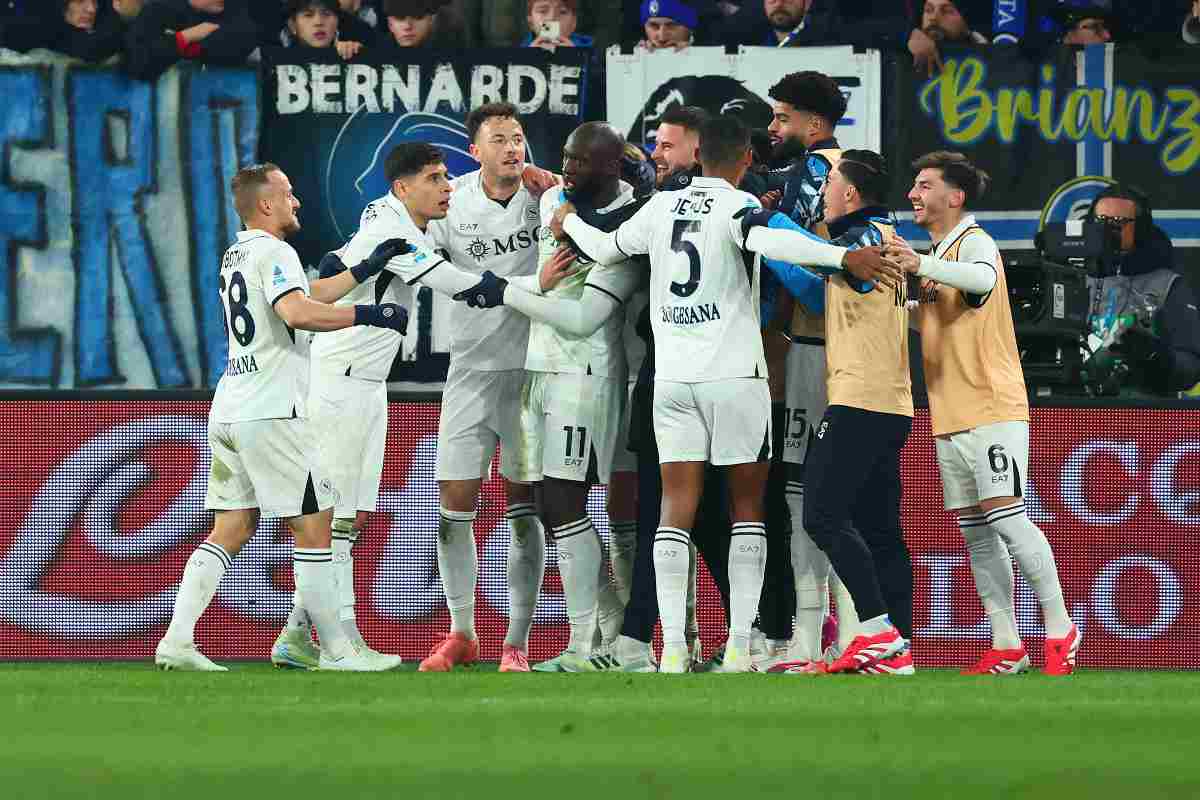 i giocatori del Napoli abbracciati 