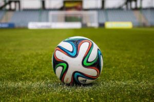 Un pallone sul campo di calcio