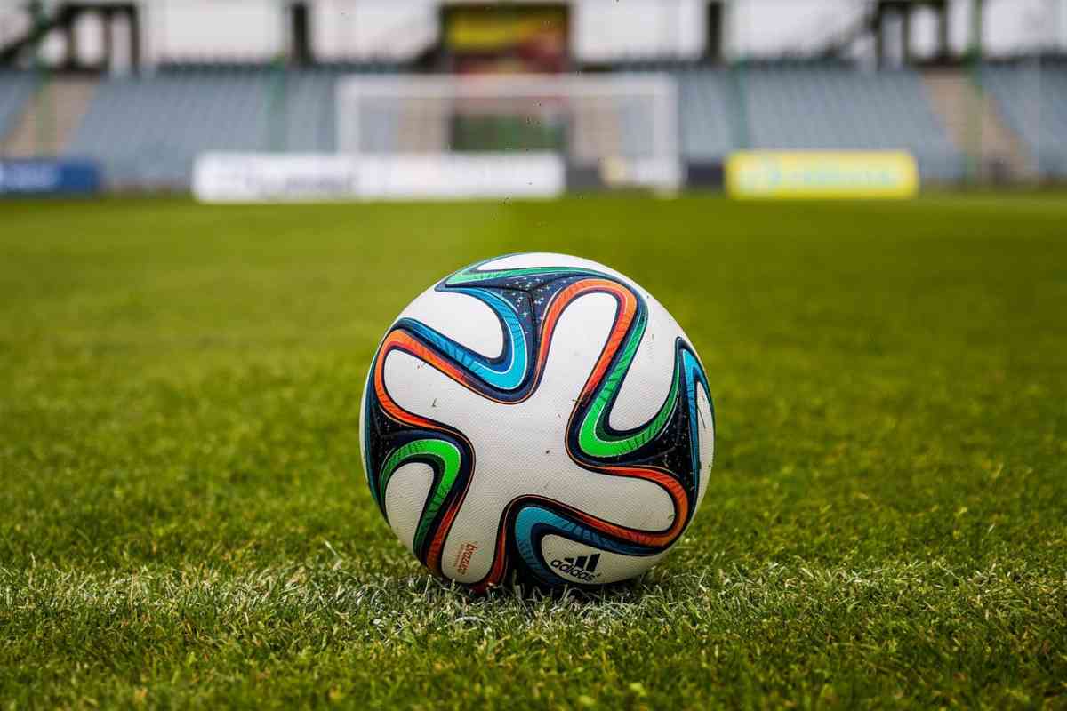 Un pallone sul campo di calcio