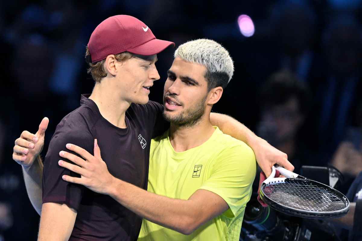 Sinner e Alcaraz abbracciati