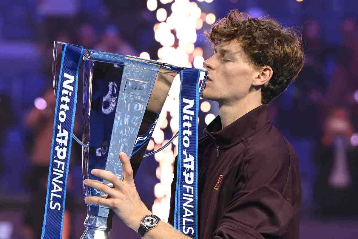 Sinner con il trofeo delle ATP Finals