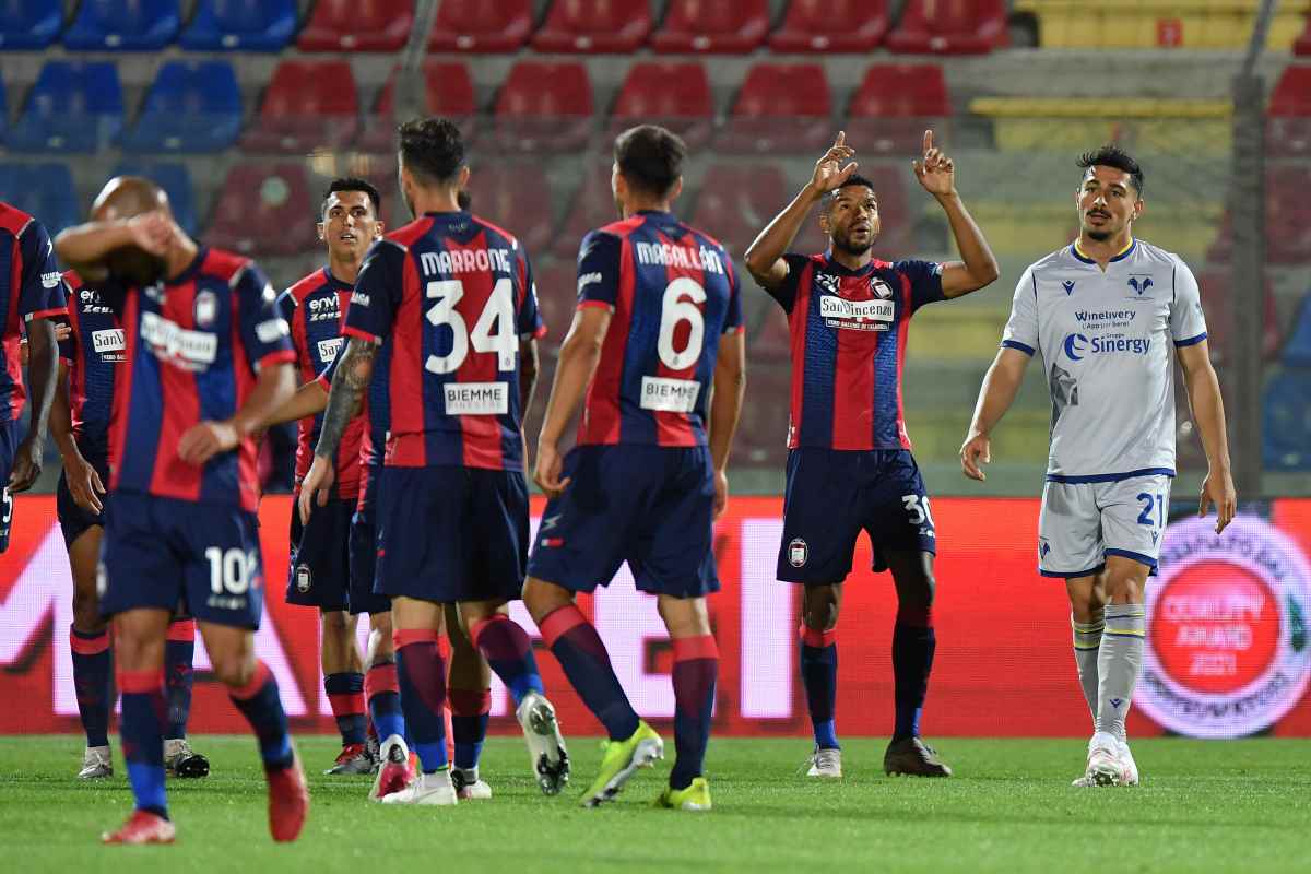 I giocatori del Crotone in campo
