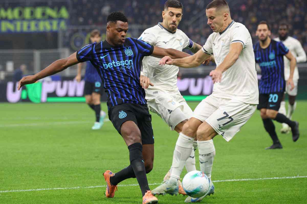 Dumfries con la maglia dell'Inter