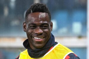 Balotelli sorridente in campo