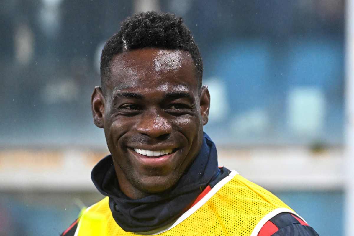 Balotelli sorridente in campo