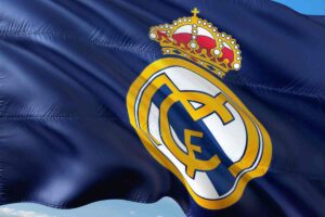 ll logo del Real Madrid su una bandiera
