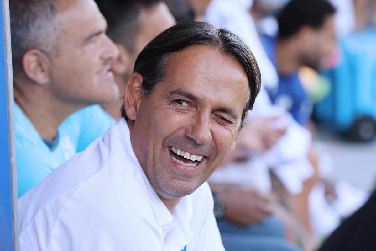 Simone Inzaghi sorridente in panchina