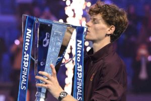 Sinner bacia il trofeo a Torino