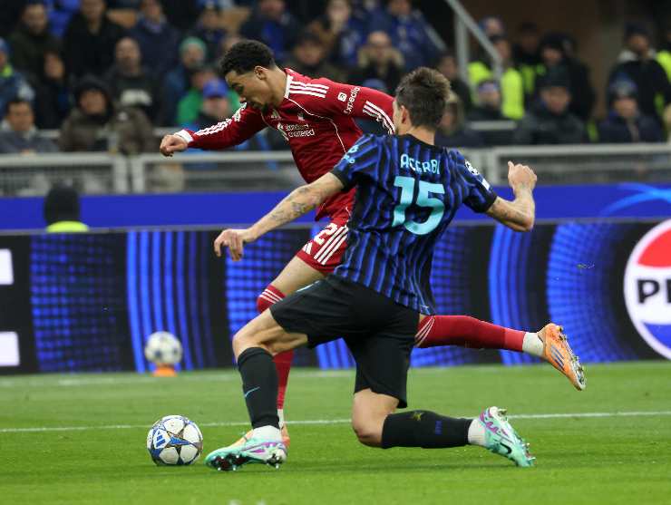 Acerbi contrasta un avversario