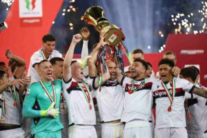 i giocatori del Bologna con la Coppa Italia