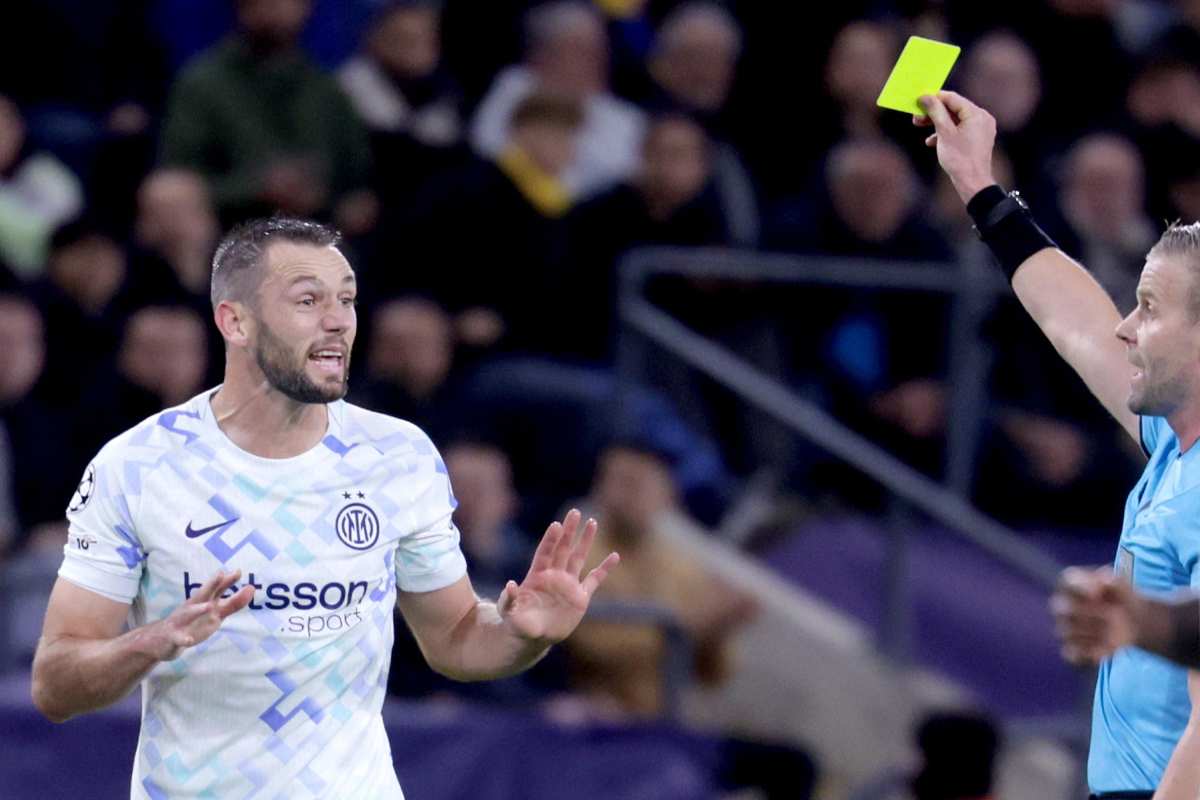 Stefan De Vrij ammonito dall'arbitro