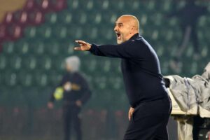 Fabio Liverani dà indicazioni dalla panchina