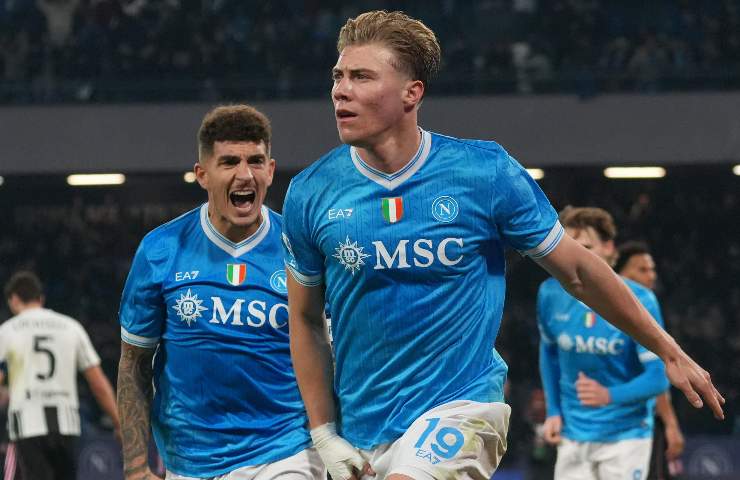 Hojlund esulta dopo il gol