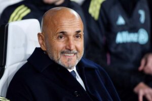 Luciano Spalletti sorridente in panchina