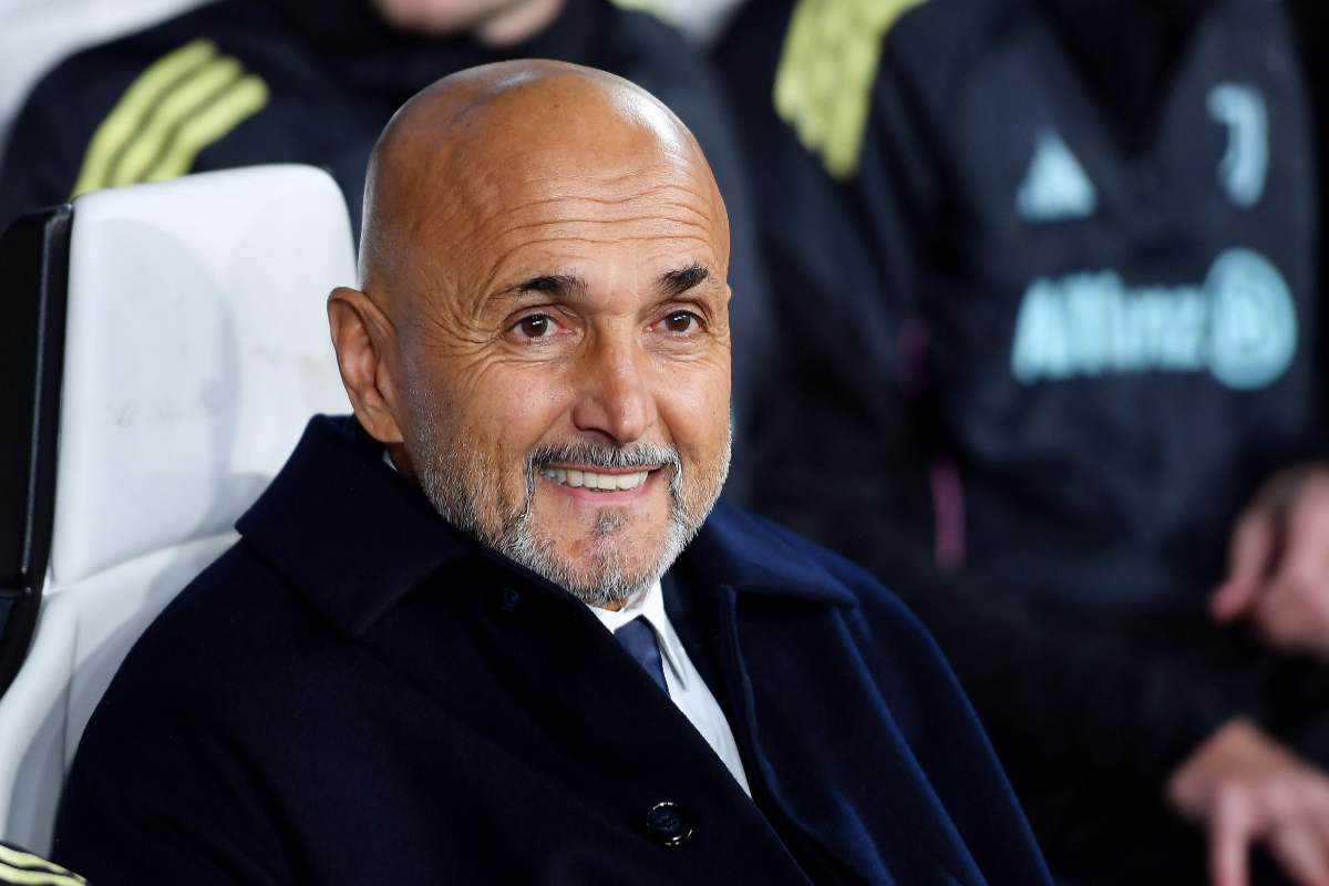 Luciano Spalletti sorridente in panchina