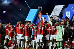 i calciatori del Milan con la Supercoppa Italiana