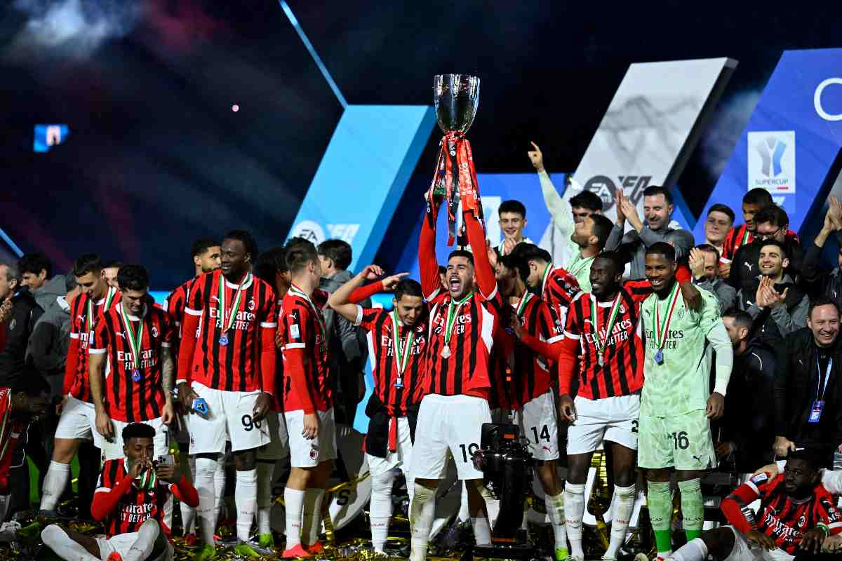i calciatori del Milan con la Supercoppa Italiana